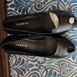 3H black heart peep toe platform torrid 10.5 US
